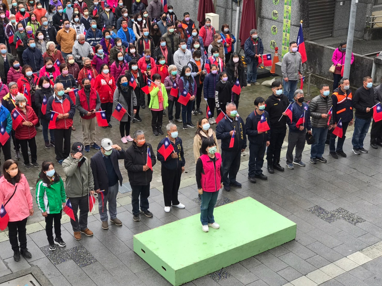 111年元旦升旗典禮-脫帽向國旗敬禮
